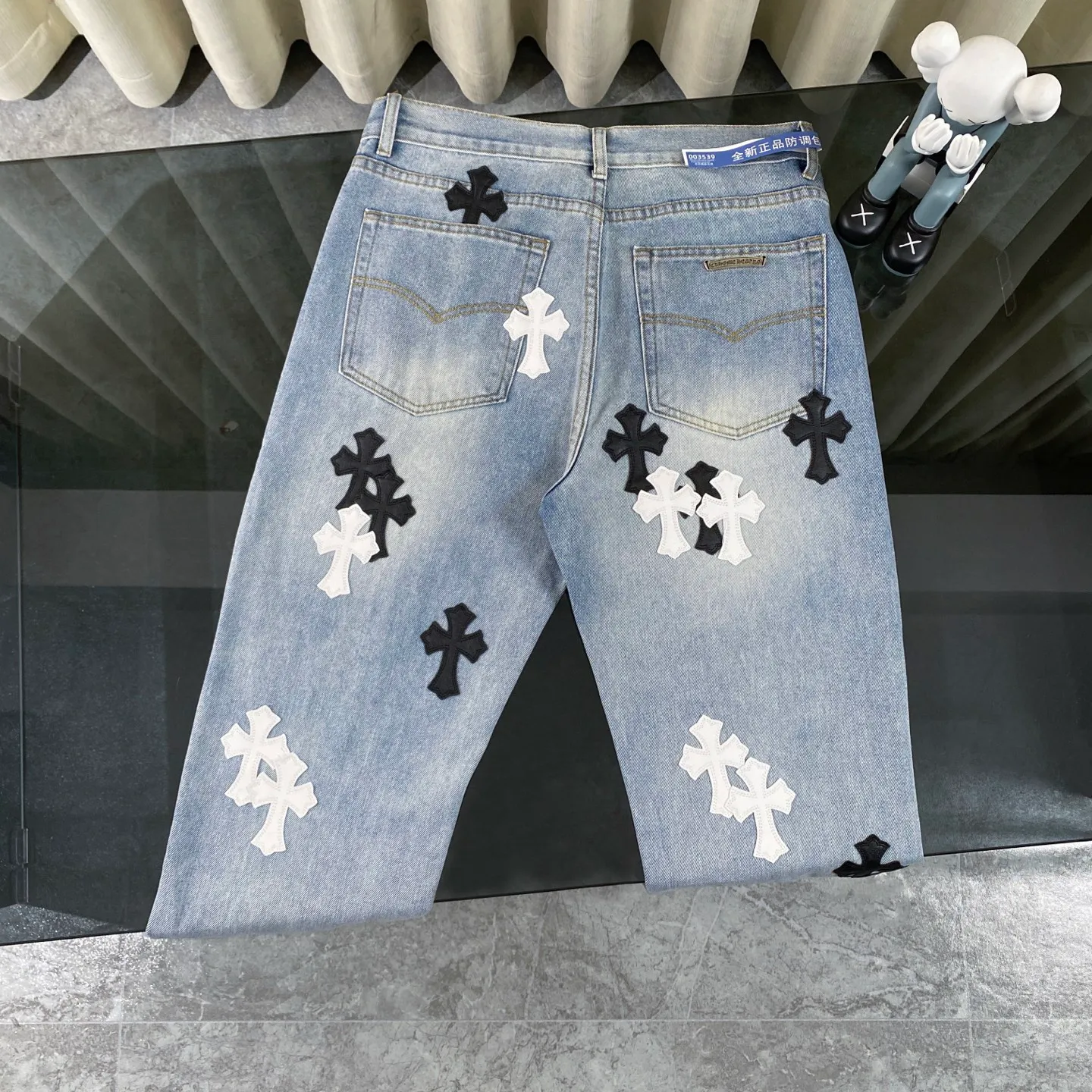 P240 CH Chromehearts black and white cross patch leather jeans, priced at 34W level, patchwork cross pattern embellishment, washed jeans! ! An absolutely high-end luxury product, a 1.9W-level god-level single product, a super popular product, made by top heavy industry, a magic weapon that cannot be missed! [About Zangyin] This is an extremely luxurious fashion brand that can also be called the aristocracy of the high street. It has always been an exclusive brand for some hipsters or rich second generations. Compared with ordinary high streets, it is more luxurious and noble. Compared with luxury brands, it is more fashionable and individual. It has always been a brand that I have a special liking for. [Top heavy industry fashion design] Consistently high-street luxury style. Speaking of this style, the Zangyin family and GU family are definitely the leading representative brands. Especially the Zangyin family has really achieved a state-of-the-art effect in creating high-street style. The unique washed material is used to create this style. The color system is already quite eye-catching. After it is decorated with patchwork cross flowers, it cleverly highlights the charm of the brand. Secondly, this style uses classic The high-waist cutting design highlights the long legs and fashionable temperament of the upper body. The brand is highly recognizable and the slim fit configuration is more suitable for daily wear. It is a product that interprets personality, fashion, and specifications at a glance. This single product is enough to make any fan excited. It can be a white T-shirt for a youthful college style, or a tight suspender for a royal style. It has strong matching ability and can be easily controlled by men.  [Materials and craftsmanship] Needless to say, this point goes without saying. As an excellent craftsman brand, Zangyin’s requirements for details and craftsmanship are really perfect. The washed color of this model has gone through so many processes, not to mention the embellishment of denim appliques. It is also purely hand-made and sewn. Just like what they believe in, only hand-made things have soul and have the meaning of wear. A top-notch heavy-duty fashionable denim item, I look forward to your perfect interpretation! !  Color: blue Size: 28-36